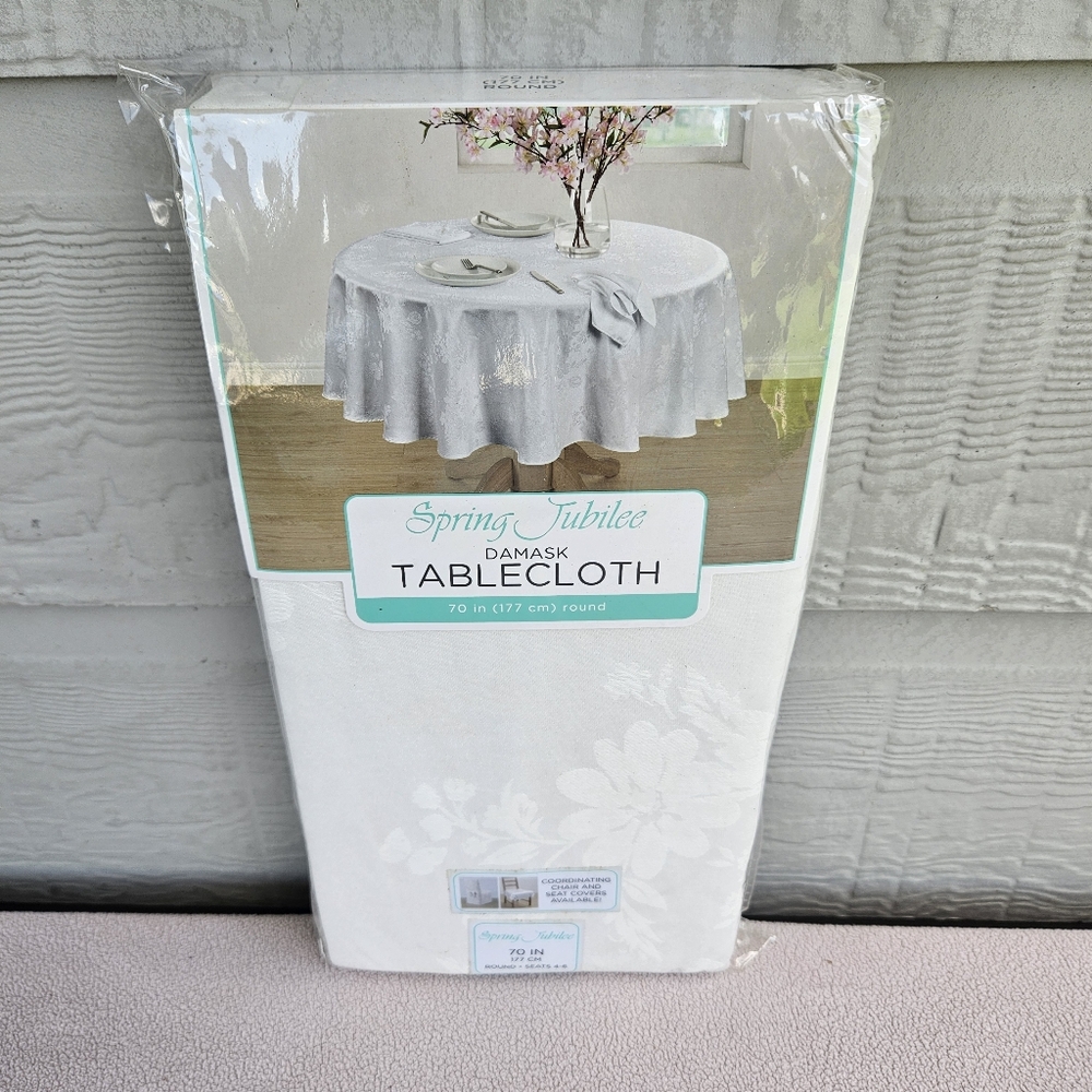 Town & Country Spring Jubilee Damask 70" Round Tablecloth White Floral Wedding